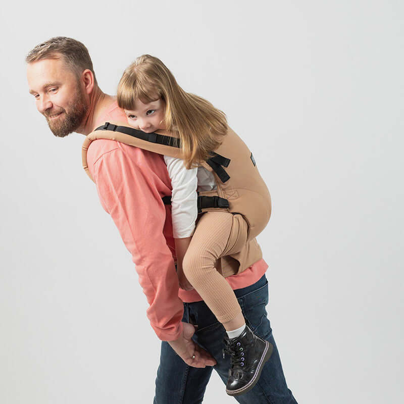 Isara The One - Macchiato baby carrier with child on dad's back, perfect for all body types and family adventures | Babymaxi