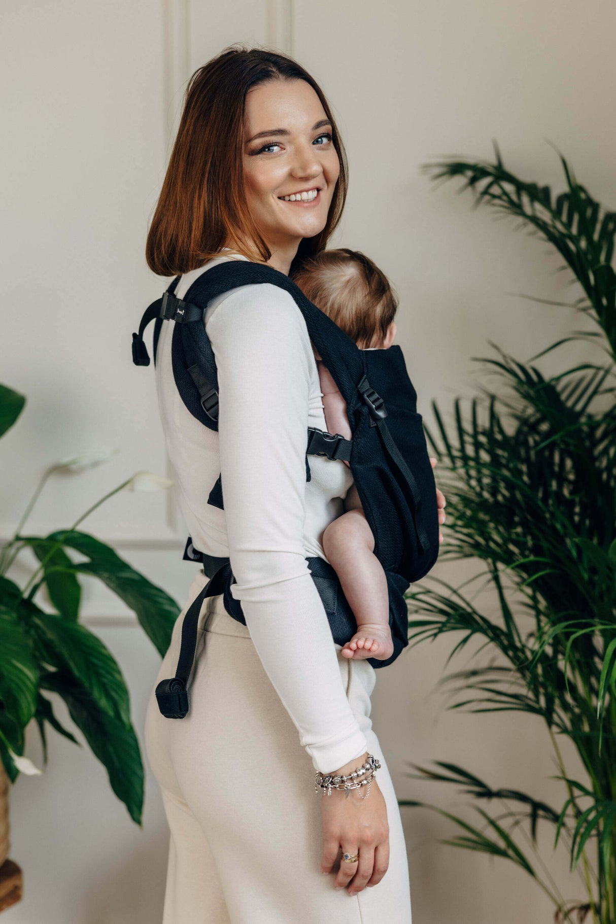 LennyLamb LennyLight - Ebony Black baby carrier in use, showcasing adjustable design for newborns to toddlers | Babymaxi