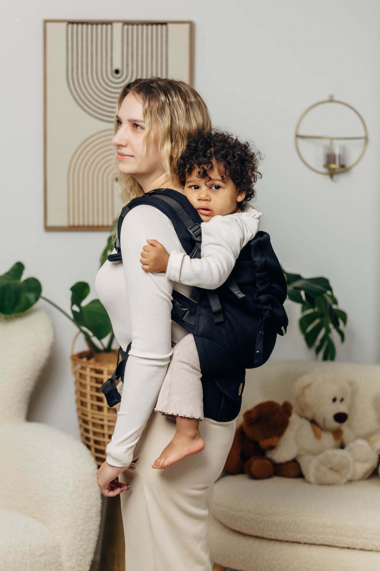 Parent using LennyLamb LennyPreschool (up to 30kg) - Little Herringbone Ebony Black toddler carrier for comfort| Babymaxi