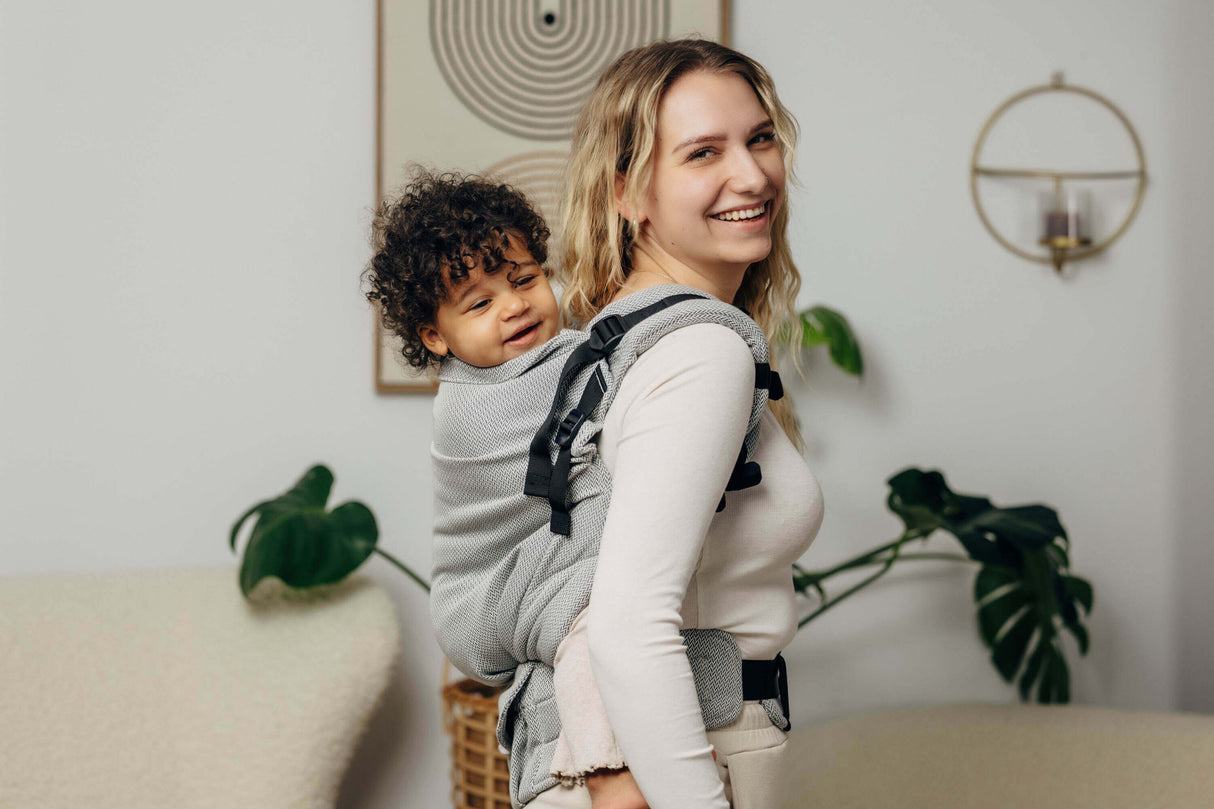 LennyLamb LennyPreschool (up to 30kg) - Little Herringbone Grey toddler carrier in use with happy child | Babymaxi