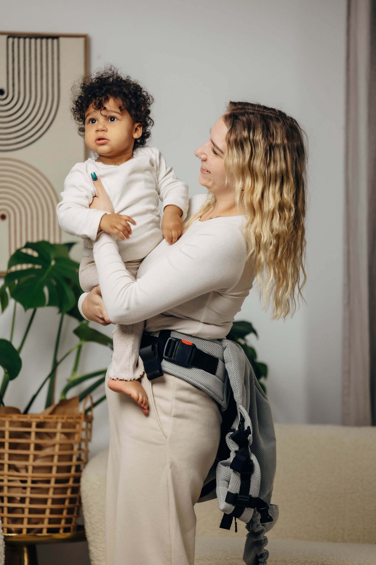 LennyLamb LennyPreschool (up to 30kg) - Little Herringbone Grey adjustable carrier for toddlers with a smiling child | Babymaxi