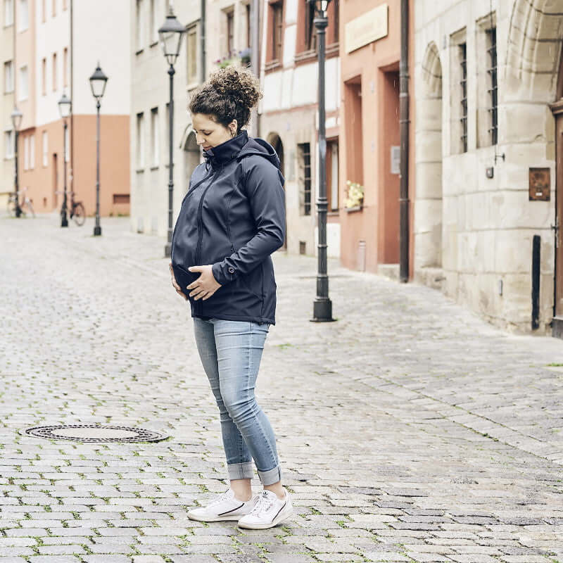 Mamalila Softshell Babywearing Jacket Allrounder - Navy worn by expecting mother in city street | Babymaxi