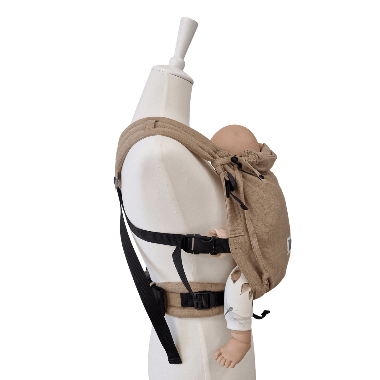 Stochenwiege Valeno Baby Carrier - Sand on mannequin with flexible straps and a baby doll | Babymaxi