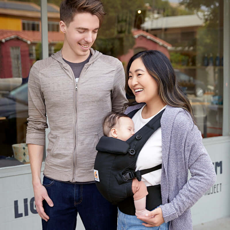 Parents using Ergobaby Adapt SoftTouch Cotton - Onyx Black baby carrier with baby - comfort and support postpartum | Babymaxi