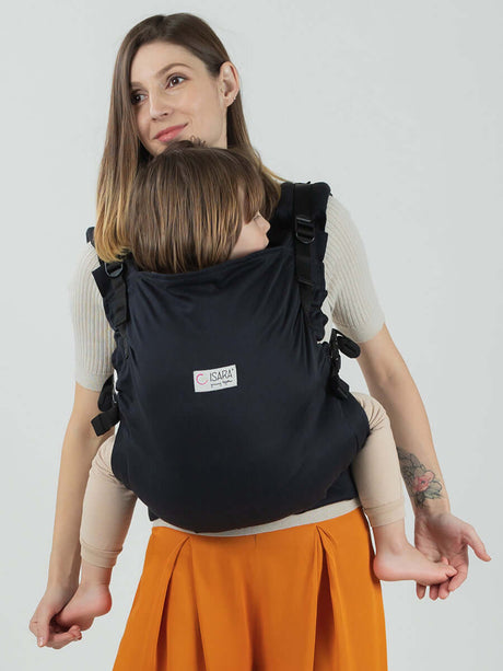 Mom carrying child in Isara Preschooler (up to 30kg) - Noire baby carrier, showcasing adjustable design | Babymaxi