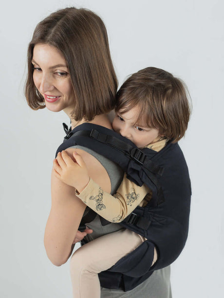 Isara The One - Noire ergonomic baby carrier in use, designed for all body types and ages | Babymaxi