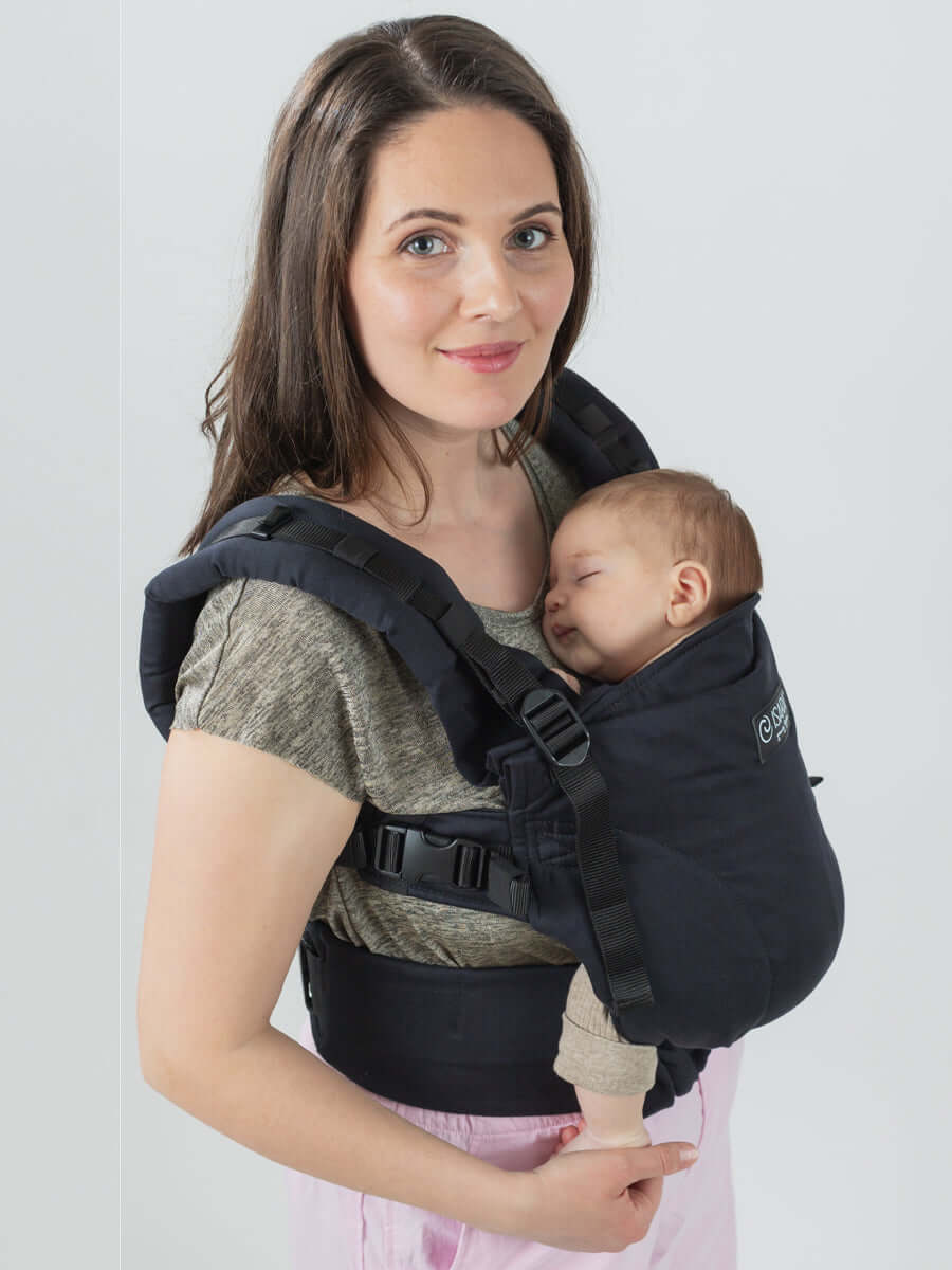 Isara The One - Noire ergonomic baby carrier in use, supporting a baby and adjusting for all parents | Babymaxi