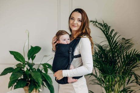 LennyLamb LennyLight - Ebony Black baby carrier in use, lightweight and adjustable for newborns and toddlers | Babymaxi