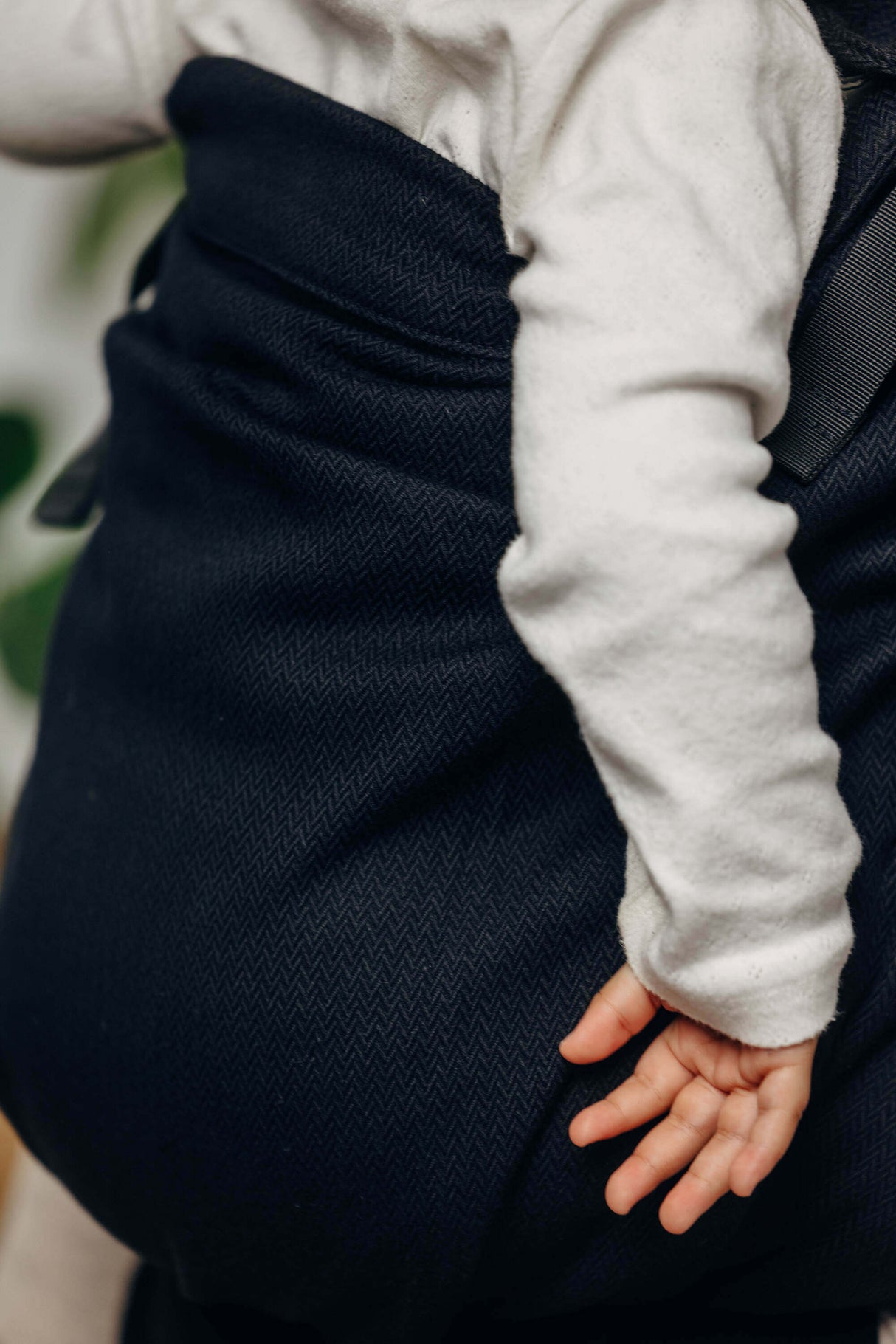 LennyLamb LennyPreschool (up to 30kg) - Little Herringbone Ebony Black toddler carrier in use with a child | Babymaxi