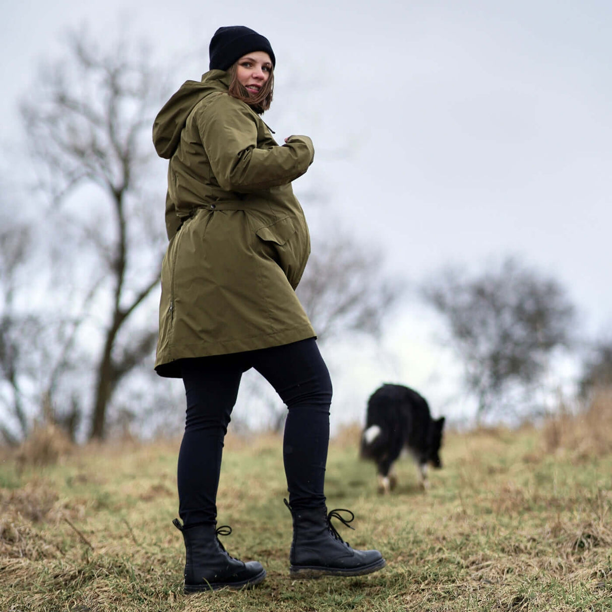 Mamalila Dublin Babywearing Coat – Khaki worn by a pregnant woman outdoors, showcasing versatility and comfort | Babymaxi