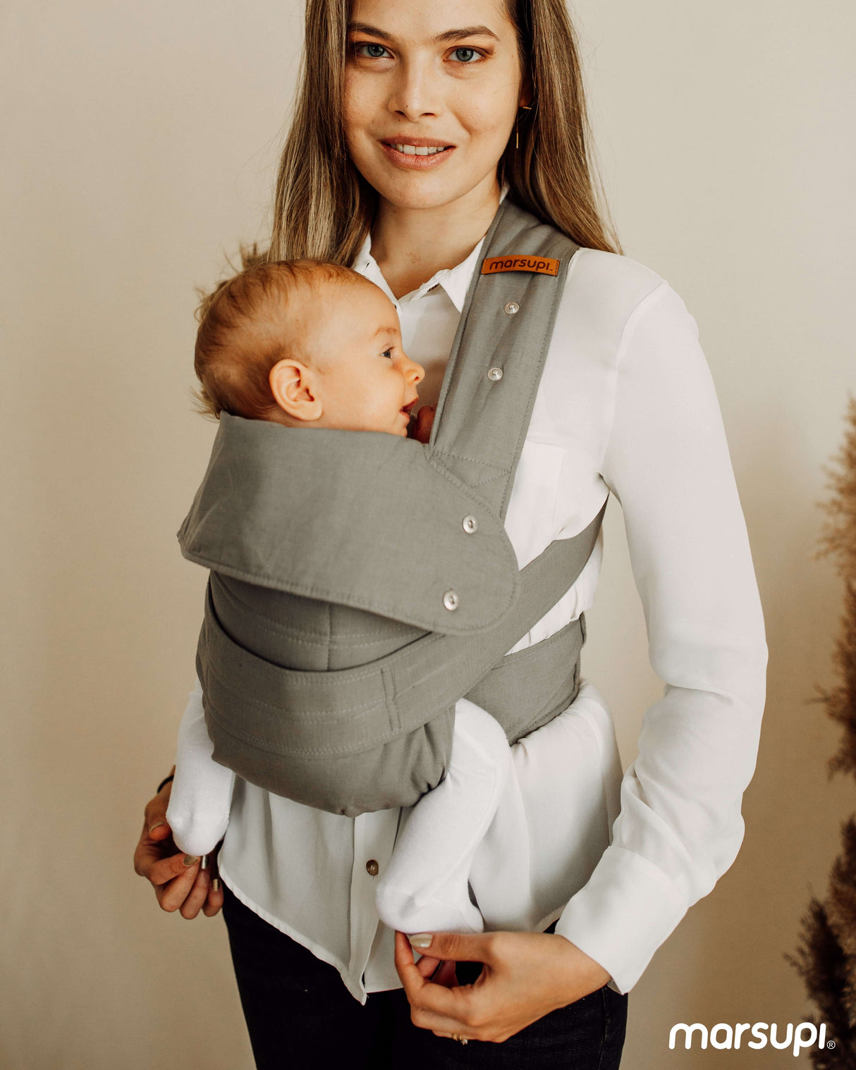 Marsupi Breeze - Light Grey baby carrier in use, providing ergonomic support for infants, perfect for newborns. | Babymaxi