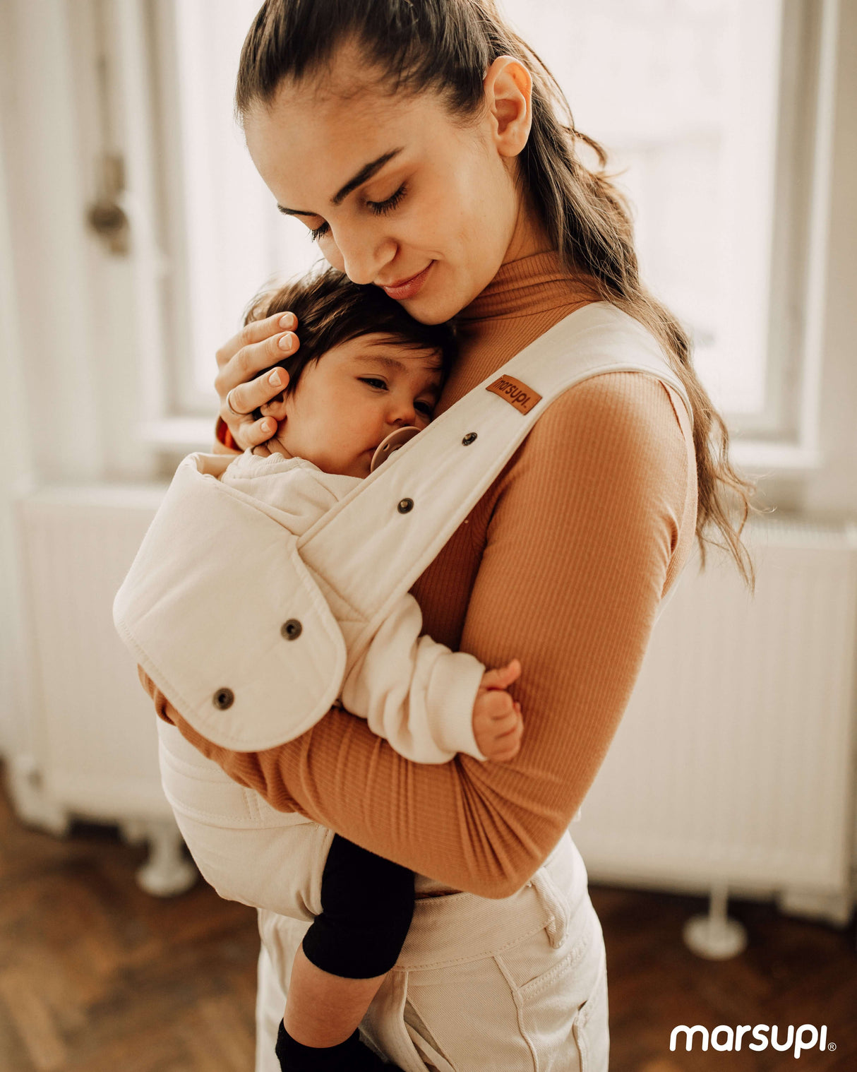 Marsupi Classic - Natur baby carrier in use, featuring ergonomic design and unique Velcro system for comfort | Babymaxi