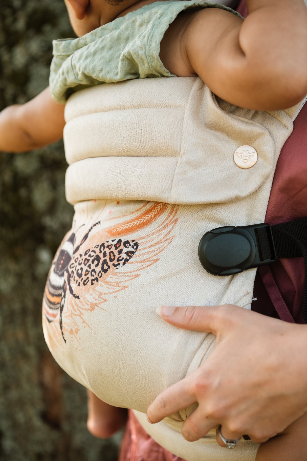 Woman and toddler outdoors with Nomad Air Hexa Bee carrier showing day-to-day usability