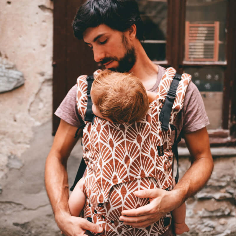 Neko Switch Baby Size - Mocha carrier in use by parent with child, ergonomic design for comfort and safety | Babymaxi