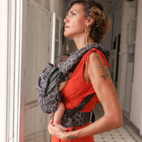 Neko Switch Baby Size - Pars carrier in action, supporting baby's hip and spine, stylish leopard print design | Babymaxi