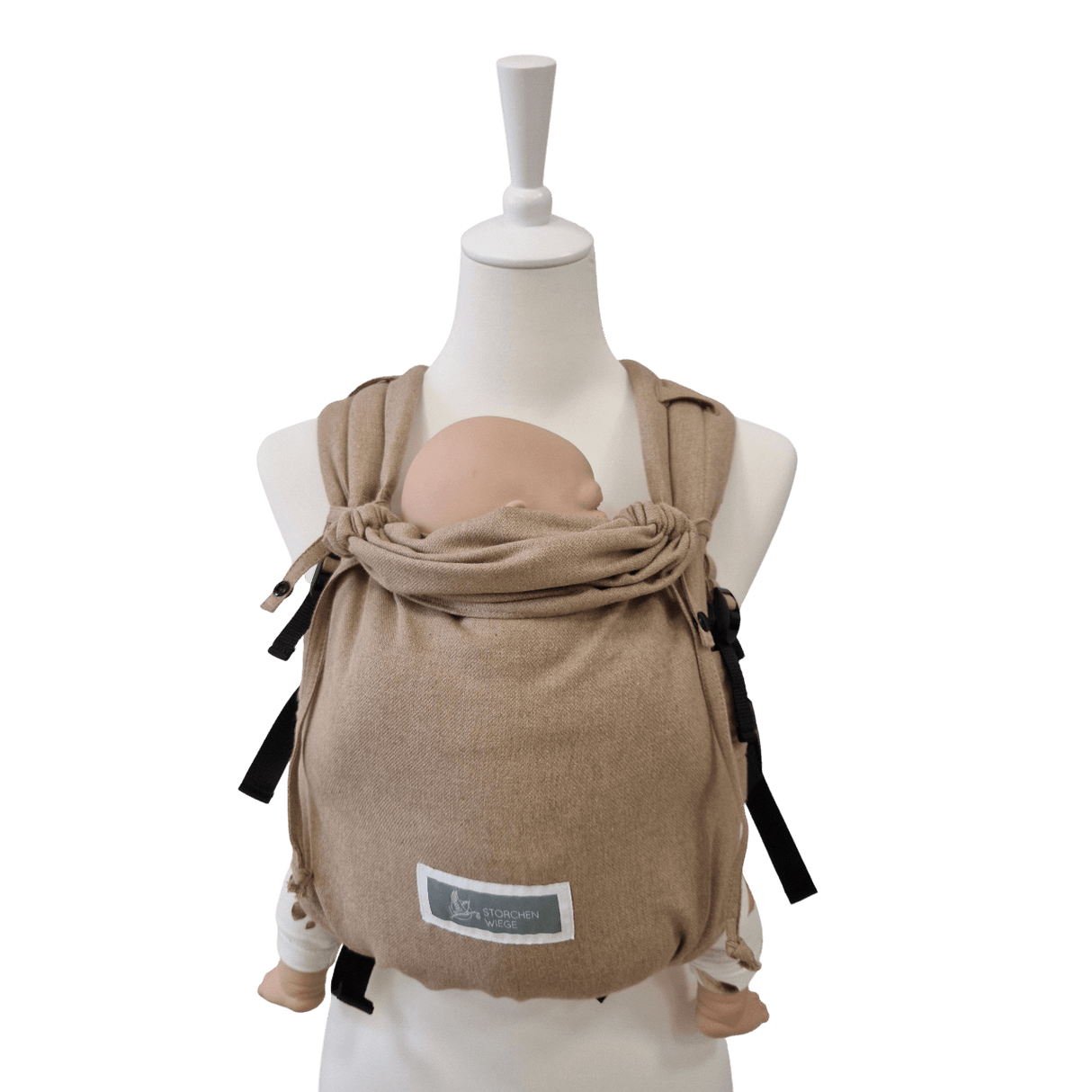 Stochenwiege Valeno Baby Carrier - Sand on a mannequin with a baby, ergonomic and secure design | Babymaxi