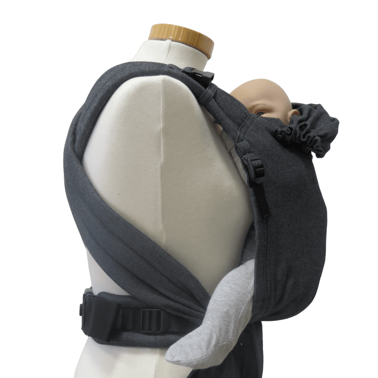 Storchenwiege Talemo Half-Buckle Baby Carrier - Graphite in use with adjustable straps and comfy baby hold | Babymaxi