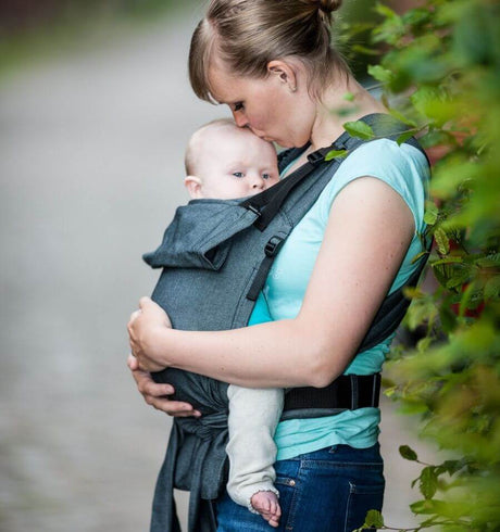 Woman holding baby in Storchenwiege Talemo Half-Buckle Baby Carrier - Graphite outdoors | Babymaxi